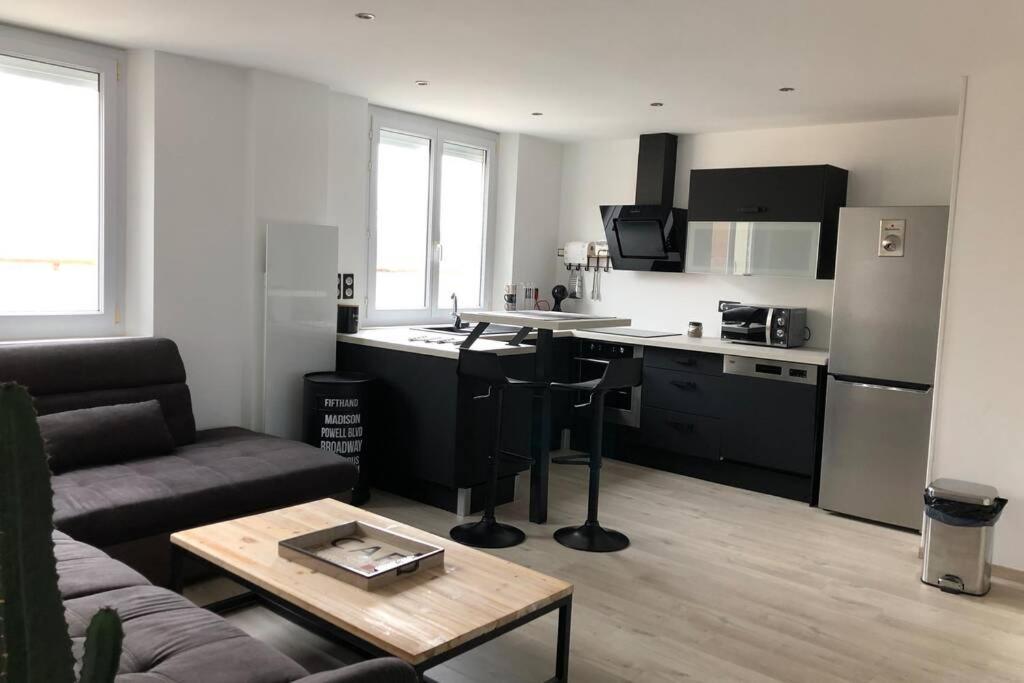 Appartement De Adrien Garage Prive Шарлевіль-Мезьєр Екстер'єр фото